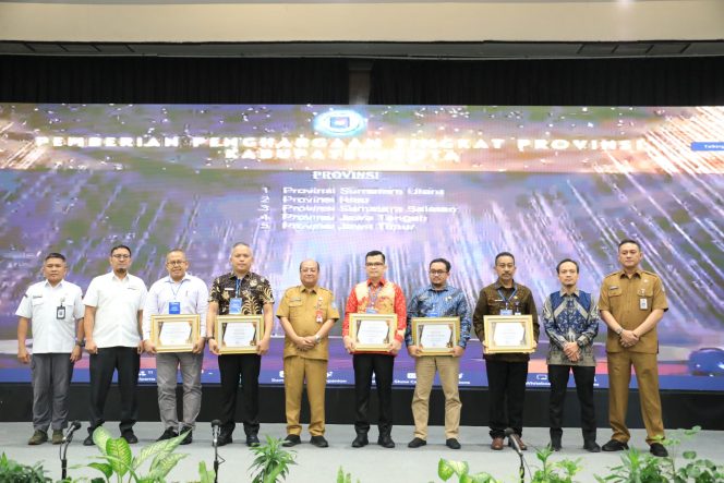 
					Foto: pemberian penghargaan oleh Kemendagri kepada Pemda terkait tersalurkannya pendanaan Pilkada 100 persen, dok. istimewa