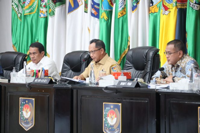Foto: Mendagri saat memimpin Rapat Koordinasi Pengendalian Inflasi Daerah secara hybrid dari Gedung Sasana Bhakti Praja (SBP) Kantor Pusat Kemendagri, Jakarta, Senin (15/7/2024), dok. istimewa