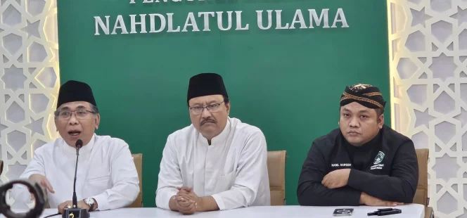 
					Foto: Ketum PBNU KH Yahya Cholil Staquf (kiri) saat konferensi pers soal lima nahdliyin yang ke Israel, dok. Jawa Pos