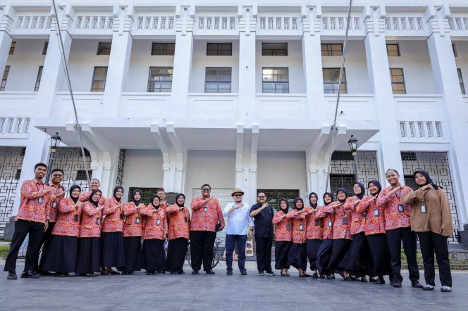 
					Foto: Ketua DPD RI, AA LaNyalla Mahmud Mattalitti saat mengunjungi Kota Lama yang sedang dalam tahap revitalisasi, Selasa (16/7/2024), dok. istimewa