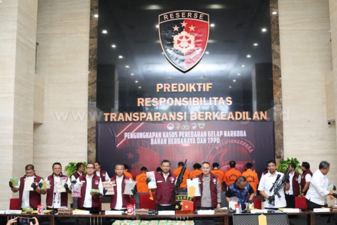 
					Foto: terkait penangkapan tersangka penyebar obat perangsang untuk pesta seks yang dilakukan Bareskrim Polri, dok. Humas Polri