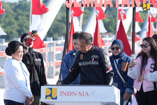 
					Foto: Presiden Jokowi meresmikan Jalan Bebas Hambatan Akses IKN, dok. Kementerian PUPR
