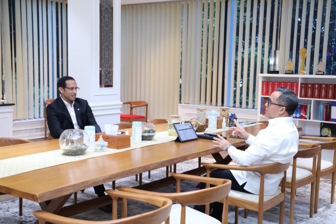 
					Foto: PANRB Abdullah Azwar Anas dan Mendikbudristek Nadiem Makarim konsolidasi terkait tata kelola pengembangan karier guru dan dosen, dok. istimewa