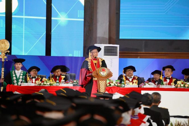 
					Foto: Mendagri Tito Karnavian di Sidang Terbuka Senat IPDN dalam Rangka Wisuda Program Doktor Ilmu Pemerintahan, Program Magister Terapan Studi Pemerintahan, dan Program Sarjana Terapan Ilmu Pemerintahan Tahun Akademik 2023/2024, dok. Kemendagri
