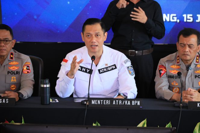 
					Foto: Menteri Agraria dan Tata Ruang/Kepala Badan Pertanahan Nasional (ATR/BPN), Agus Harimurti Yudhoyono (AHY) saat mengungkap tindak pidana pertanahan yang dilakukan oleh mafia tanah di Kabupaten Grobogan dan Kota Semarang, dok. istimewa