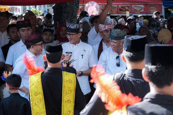 
					Foto: Menparekraf Sandiaga bersama MenPAN-RB Abdullah Azwar Anas (kiri) dan MenPUPR Basuki Hadimuljono (kanan) menyaksikan Banyuwangi Ethno Carnival di Taman Blambangan, Banyuwangi, Sabtu (13/7/2024), dok. kemenparekraf