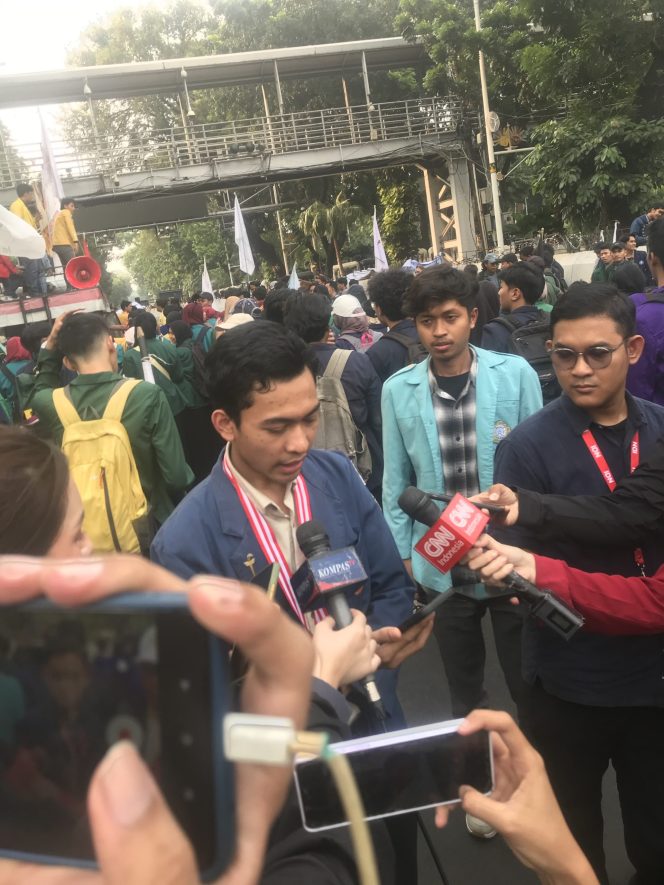 
					Foto: Koordinator Pusat (Korpus) BEM SI, Herianto saat konferensi pers di aksi Senin (22/7/2025), di dekat patung kuda Arjuna Wiwaha, Jakarta Pusat