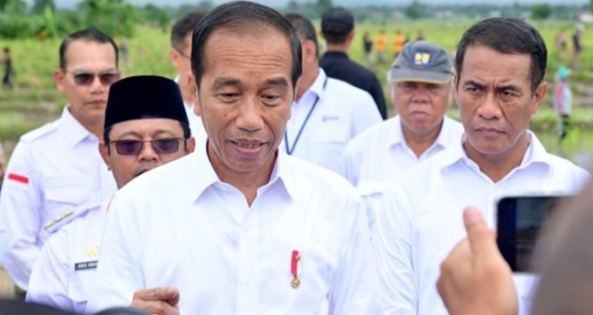 
					Foto: Presiden Jokowi  usai meninjau program pompanisasi di Desa Layoa, Kabupaten Bantaeng, Jumat, 5 Juli 2024, dok. setpres