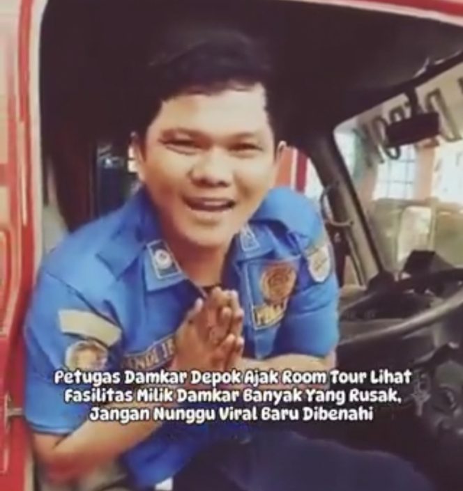 
					Foto: pria dengan seragam damkar yang viral di media sosial karena “curhat” alat penunjang rusak/tangkapan layar