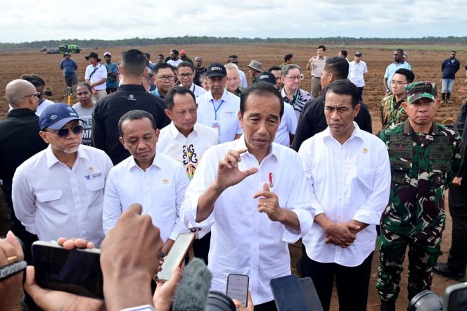 
					Foto: Panglima TNI Jenderal TNI Agus Subiyanto mendampingi Presiden RI Joko Widodo dalam rangka peninjauan lokasi Ketahanan Pangan (Hanpangan) Nasional di wilayah Kabupaten Merauke Provinsi Papua Selatan, dok. BPMI Setpres