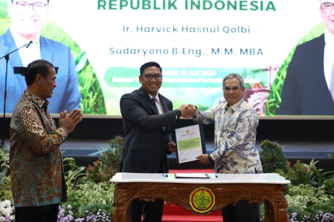 
					Foto: Wakil Menteri Pertanian (Wamentan) Sudaryono (kiri) dalam kegiatan pisah sambut Wakil Menteri Pertanian Harvick Hasnul Qolbi, di Auditorium Utama Kementan, dok. istimewa