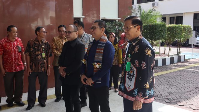 
					Foto: kunjungan Komisi III DPR RI ke Pengadilan Tinggi Makassar, dok. istimewa
