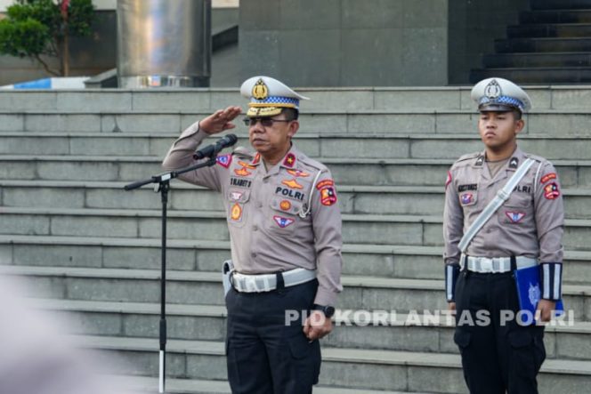 
					Foto: Dirgakkum Korlantas Polri Brigjen Pol Raden Slamet Santoso saat memimpin apel pagi di lapangan NTMC Korlantas Polri, dok. Humas Polri