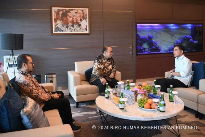 
					Foto: Wapres terpilih Gibran Rakabuming Raka saat berkunjung ke Kominfo, bertemu Menteri Budi, dok. Kominfo