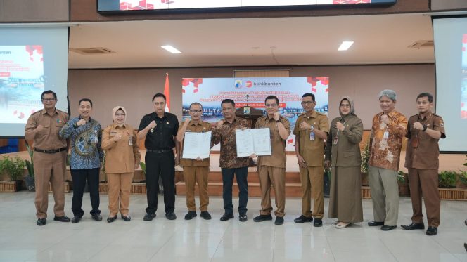 
					Penandatanganan Kerja Sama (PKS) ini dilakukan oleh Plt. Direktur Utama Bank Banten, Rodi Judo Dahono dengan Kepala BKAD Lebak, Halson Nainggolan dan Kepala BAPENDA Lebak, Dodi Irawan di damping oleh Pj. Bupati Lebak, Iwan Kurniawan; Setda Lebak, Budi Santoso; Plh. Sekda Provinsi Banten, Virgojanti; Direktur Operasional Bank Banten, Bambang Widyatmoko. Turut dihadiri oleh Kepala BPKAD Provinsi banten, Rina Dewiyanti; Direktur Kepatuhan Bank Banten, Eko Virgianto; Pejabat Eselon II Kabupaten Lebak, Kepala OPD dan Camat Se-Kabupaten Lebak (foto : dok )