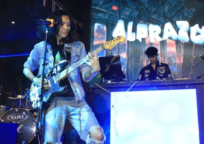 
					Krazy Sandi Birthday Bash Bersama DJ-DJ Terkemuka dan Band Senyawa Digelar Di Glamz KTV & Lounge Berlangsung Meriah