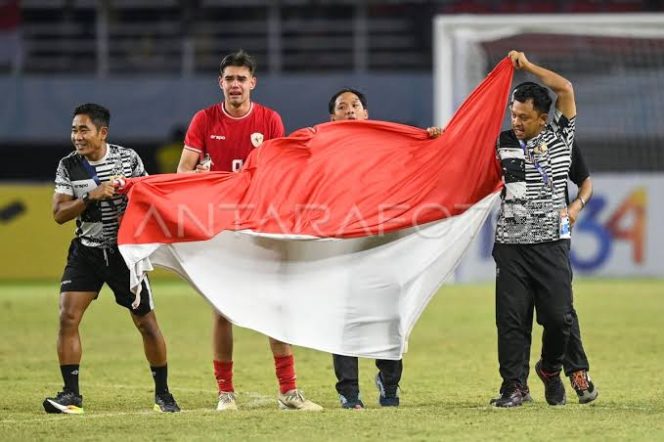 
					Foto: Pesepak bola Timnas Indonesia Jens Raven (kedua kiri) berselebrasi bersama ofisial tim usai mengalahkan Timnas Thailand dalam pertandingan final Piala ASEAN U-19 Boys Championship atau AFF U-19 di Stadion Gelora Bung Tomo, Surabaya, Jawa Timur, Senin (29/7/2024), dok. Antara 