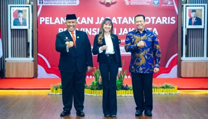 Bamsoet usai menghadiri sumpah jabatan notaris putri pertamanya , Gladys Raditya Sartika, S.H., M.Kn ( tengah) bersama Kakanwil Kemenkumham DKI Jakarta R Andika Dwi Prasetyadi Kanwil Kemenkumham DKI Jakarta, Kamis 15 Agustus 2023 ( foto: Instagram Bambang Soesatyo)
