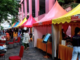Bazar UMKM yang di gelar di halaman REDTOP Hotel and Convention Center pada Kamis 8 Agustus 2024 ( foto : INAnews)