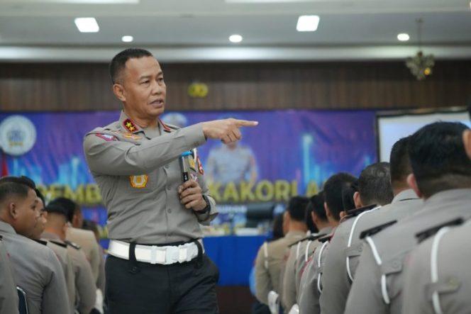 
					Foto: Kakorlantas Polri Irjen Pol Aan Suhanan memberikan pembekalan terhadap para peserta Dikbangspes Lantas Gelombang III T.A 2024, dok. Humas Polri