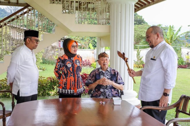 
					Foto: menyambangi kediaman Ketua Majelis Adat Bamus Betawi, H Nuri Thaher atau yang akrab disapa Babe Nuri dan Mayjen TNI (Purn) Eddie Marzuki Nalapraya atau yang karib disapa Babe Eddie, dok. laman LaNyalla
