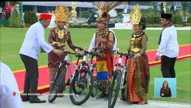 
					Istri Ketua DPD RI Dapat Hadiah Sepeda dari Presiden