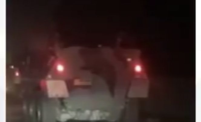 
					Foto: penampakan ranpur di jalan raya pada malam hari, Ahad (25/8/2024)/tangkapan layar