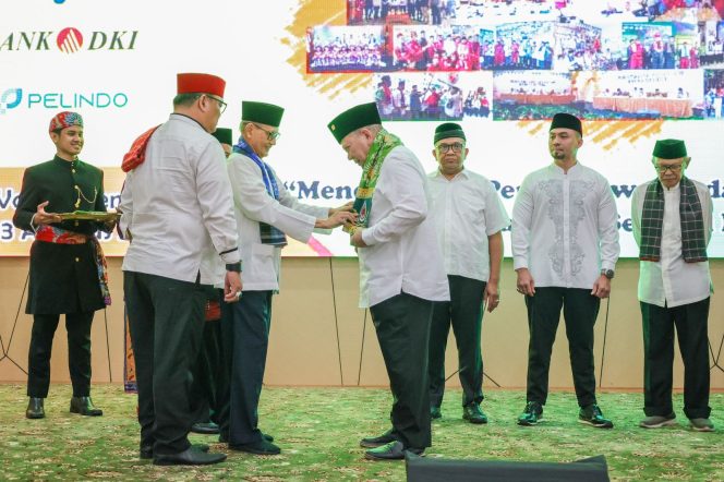 
					Foto: Ketua DPD LaNyalla ketika menerima Gelar Kehormatan Abang Betawi, dok. laman LaNyalla