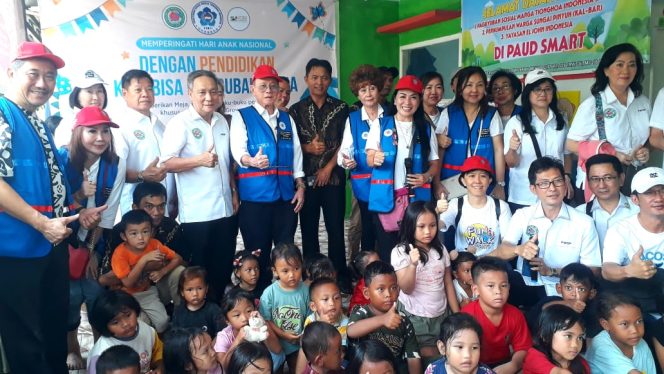 
					Pengurus PSMTI saat berfoto bersama dengan Pengurus dan murid PAUD  SMART di Kecamatan Rajeg, Kabupaten Tangerang pada Minggu 4 Agustus 2024 ( foto: INAnews)