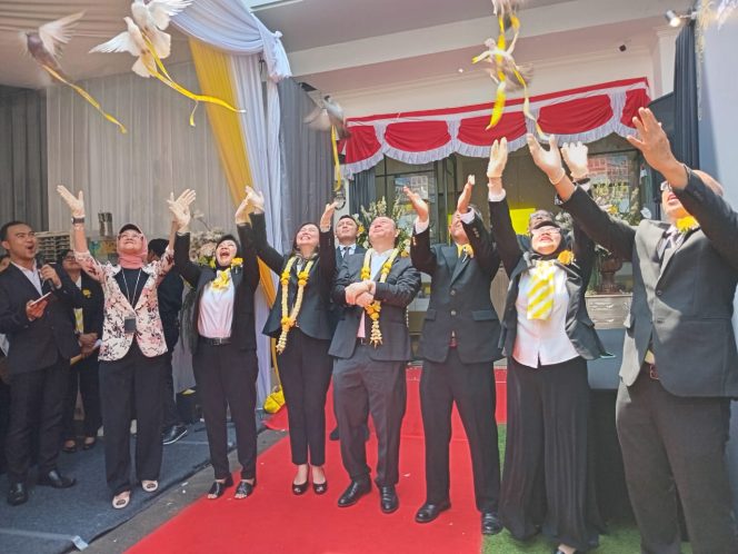 
					Grand Opening kantor Ray White Tebet ditandai dengan pemotongan tumpeng dan pelepasan 9 ekor merpati ( foto : INAnews)