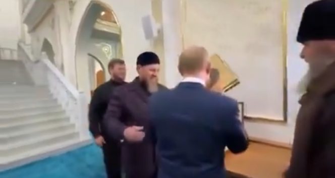 
					Foto: Presiden Rusia Vladimir Putin cium Alquran/tangkapan layar