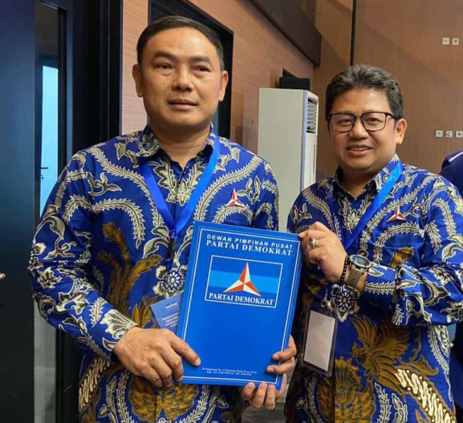 
					Mad Romli dan Irvansyah saat menerima rekomendasi dari Partai Demokrat pada Kamis 15 Agustus 2024 ( foto : dok )