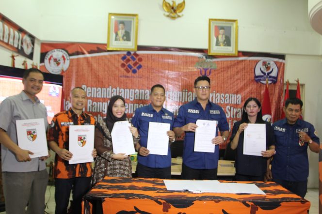 
					Penandatanganan kerjasama ini dilakukan di kantor sekterariat MPW PP Jakarta di Pejaten, Jakarta Selatan pada, Kamis 5 september 2024 pukul 17.00 WIB ( foto : dok)