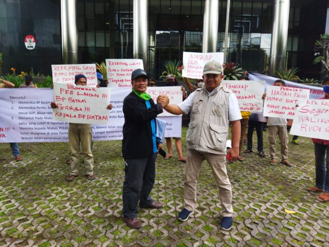 
					Kodat 86 yang dipimpin Tain Komari saat aksi di KPK ( foto : dok )