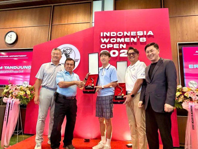 
					Ketua Umum Persatuan Golf Indonesia,  Japto Soerjosoemarno (kiri ke 2) saat menyerahkan plakat kepada Shin Tae Yong ( foto: dok)