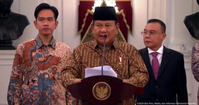 
					Foto: Presiden Prabowo menyebutkan nama-nama menteri dan wakil menteri Kabinet Merah Putih di Istana Negara, Ahad (20/10/2024) malam/tangkapan layar