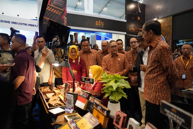 
					Presiden Republik Indonesia, Joko Widodo didampingi Menteri Perdagangan, Zulkifli Hasan, Gubernur Banten, Al Muktabar di Trade Expo Indonesia (TEI) ke-39 yang berlangsung di Indonesia Convention Exhibition (ICE) Bumi Serpong Damai (BSD) City, Tangerang, Banten, Rabu 9 Oktober 2024.