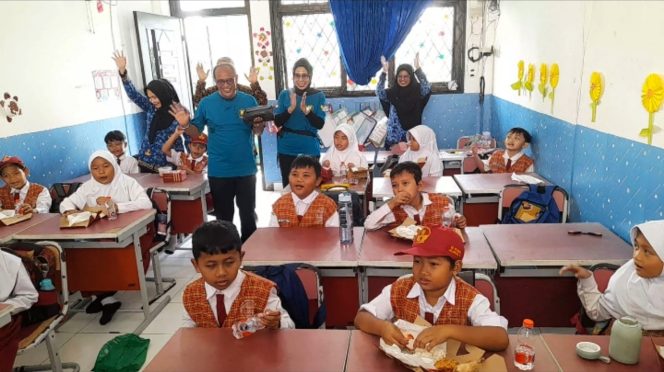 
					Gebrakan Yayasan Bhakti Bela Negara Bagikan Makanan Bergizi di SDN 02 Jelupang