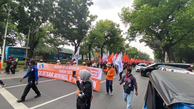Foto: massa buruh menuju titik aksi, sekitar patung kuda Arjuna Wiwaha, Jakarta Pusat, Kamis (24/10/2024)