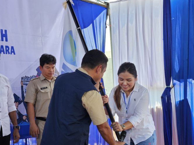 
					Jeni Alpiani ( baju warna putih) saat menerima bendera pataka di acara Musda DPD KNTI Jakarta Utara, pada Senin 30 September 2024 ( foto : dok)