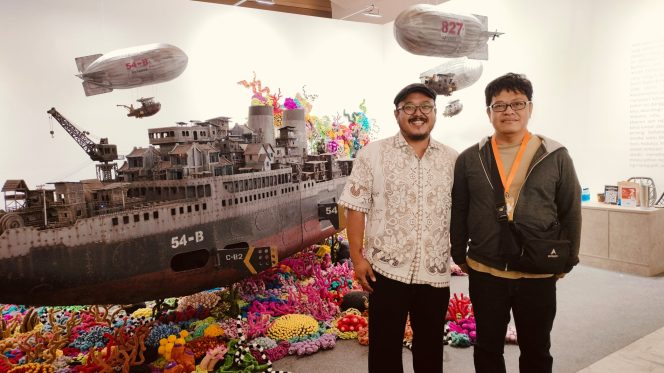 
					Mulyana dan Yudi Sulistyo disamping karyanya pada pameran Art Jakarta 2024 ( foto : INANEWS)