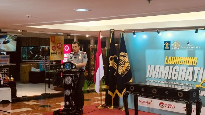
					Dirjen Imigrasi Kemenkumham RI , Silmy Karim saat memberikan sambutan di acara peresmian Imigrasi Lounge di Mal Taman Anggrek pada ,Selasa 8 Oktober 2024 ( foto : INAnews)