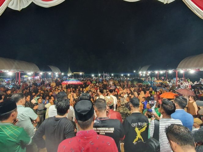 
					Meski diguyur hujan lebat, ribuan pendukung pasangan nomor urut 3 Safaruddin-Zaman Akli di lapangan bola kaki Bineh Krueng Tangan-Tangan, Aceh Barat Daya ( foto : istimewa)