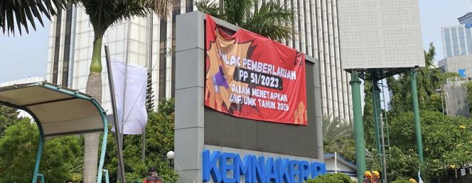 Foto: spanduk tuntutan buruh di Kemnaker soal upah tahun 2025
