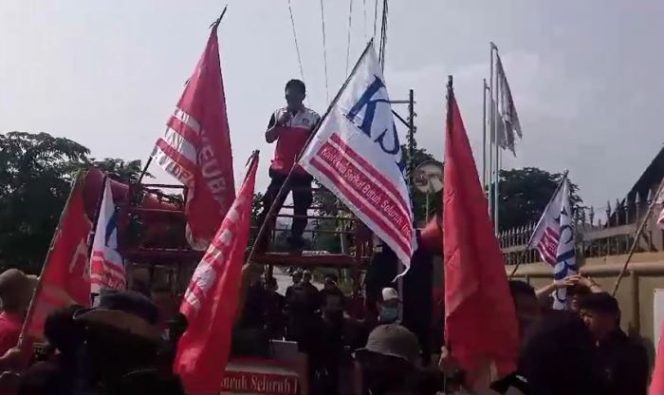 
					Ratusan Buruh PT YHC Keramika Indonesia Demo Besar-besaran Tolak Outsourching