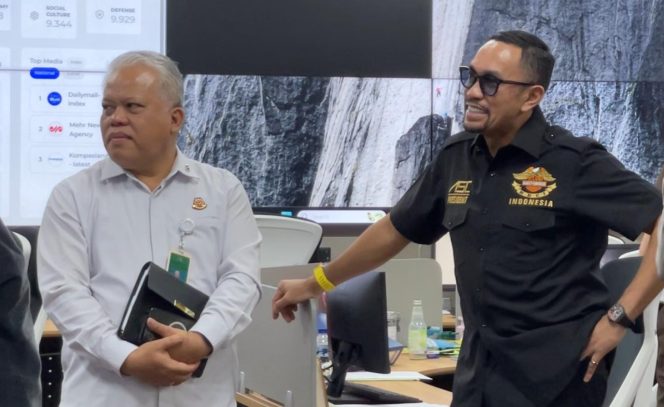 
					Kapuspenkum Kejaksaan Agung RI,  Harli Siregar (kiri) bersama Wakil Ketua Komisi III DPR RI Ahmad Sahroni ( kanan) saat cek langsung alat sadap yang dimiliki Jamintel Kejaksaan Agung RI pada , Selasa 26 November 2024 ( foto : dok Kejagung RI)