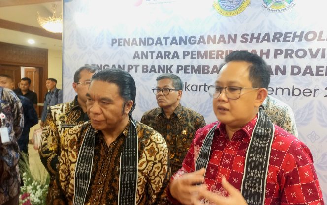 
					Pj Gubernur Provinsi Banten (kiri) Al Muktabar dan Pj Gubernur Jawa Timur Adhy Karyono (kanan) saat jumpa media usai penandatanganan Shareholder Agreement di Hotel Grand Sahid Jaya , Jakarta pada Kamis 12 Desember 2024 ( foto : Helmi INAnews.co.id)