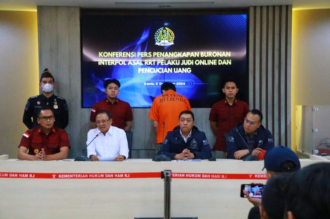 
					WN China buronan interpol kasus judi online diamankan petugas saat pemeriksaan Imigrasi Pelabuhan Internasional Batam Center pada Senin 2 Desember 2024 ( INAnews/Kevin)