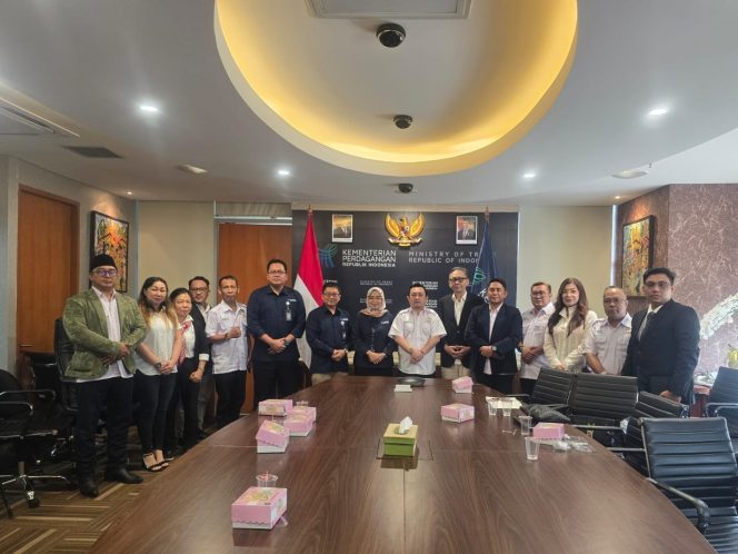 
					Sejumlah pejabat penting Kemendag turut hadir, antara lain Sekretaris Jenderal Kemendag, Rifah Ariny dari Biro Hukum, Anggynila Rizky dari Badan Pengawas Perdagangan Berjangka Komoditi (Bappebti), dan M. Rivai Abas dari Biro Humas (foto : Dok CWIG)