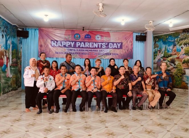 
					Sekolah Dharma Widya bekerja sama dengan Paguyuban Cinta Kasih Sesama (PCKS) saat foto bersama di perayaan Hari Ibu pada Jumat 20 Desember 2024 ( foto : Kevin INAnews )
